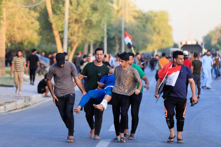 עיראק תומכי מוקתדא א-סדר מפנים פצוע אחרי שפרצו לאזור הירוק בבגדד