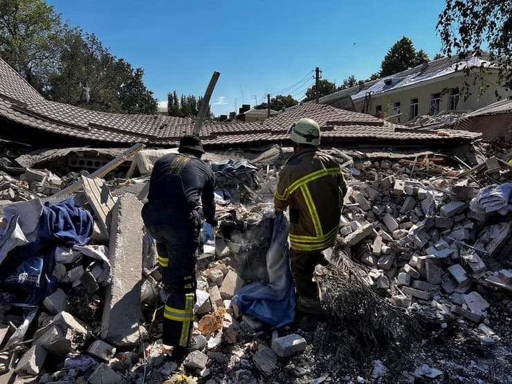 נזקי הפגזה שהרסה מלון ב בחמוט מחוז דונייצק חבל דונבאס אוקראינה מלחמה רוסיה