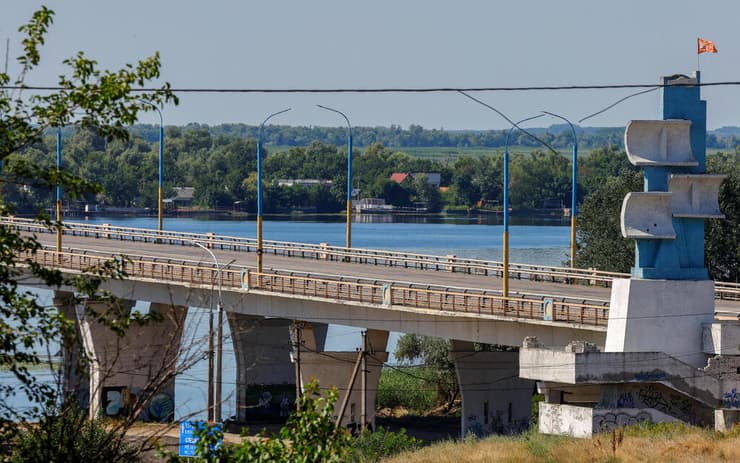 גשר אנטוניבסקי מעל נהר הדנייפר באזור חרסון הכבוש שהופצץ על ידי אוקראינה והתנועה בו שותקה בשל כך מלחמה רוסיה אוקראינה 