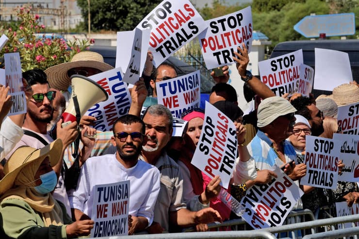    תוניסיה משאל עם מתנגדי הנשיא קייס סעיד מפגינים נגד משפטים פוליטיים לכאורה נגד אנשי אופוזיציה