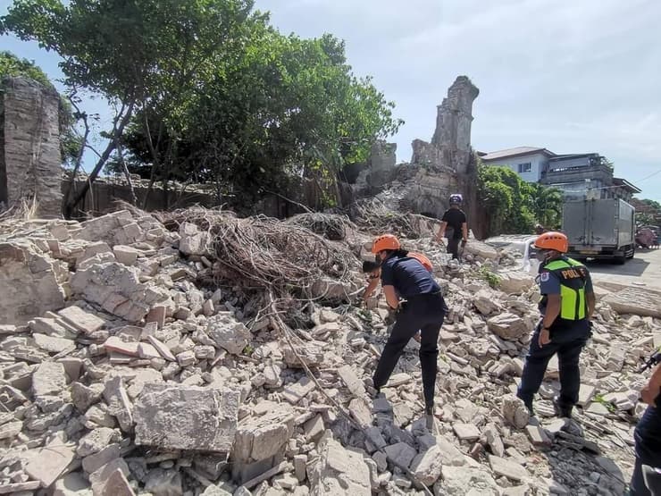 חילוץ לכודים רעידת האדמה בפיליפינים