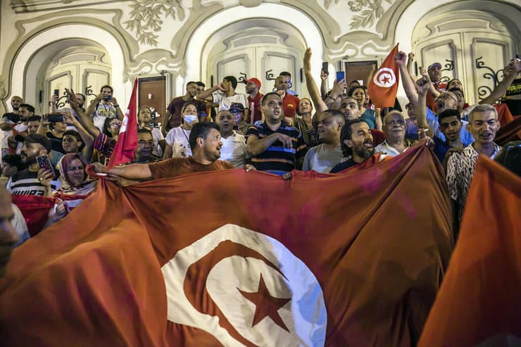 תוניסיה משאל עם על שינוי החוקה תומכי הנשיא קייס סעיד חוגגים אחרי המדגם