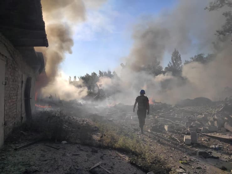 נזקי הפגזה רוסית ביישוב טורצק ב דונייצק חבל דונבאס אוקראינה מלחמה רוסיה