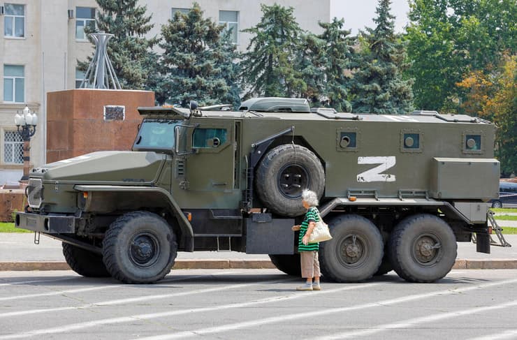 רכב משוריין של צבא רוסיה בעיר חרסון שנכבשה על ידי הרוסים