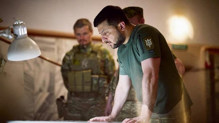 וולודימיר זלנסקי במהלך ביקור בעמדה צבאית באזור דניפרו