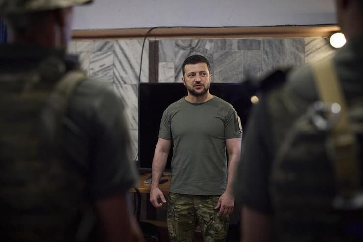 וולודימיר זלנסקי במפקד עם חיילי צברא אוקראינה