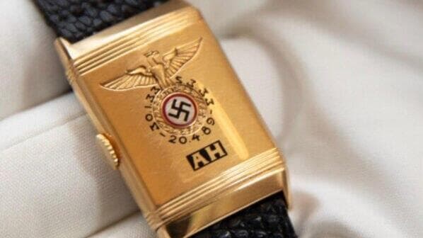 שעון היד המוזהב של אדולף היטלר, עם ראשי התיבות של שמו