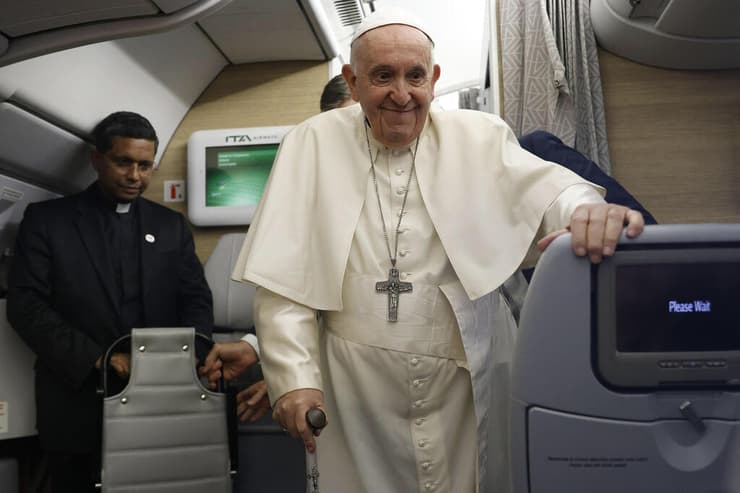 אפיפיור האפיפיור פרנסיסקוס בדרך הביתה מ קנדה מטוס
