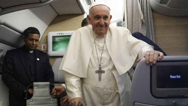 אפיפיור האפיפיור פרנסיסקוס בדרך הביתה מ קנדה מטוס