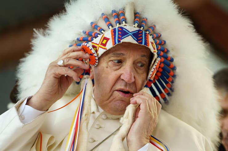 אפיפיור האפיפיור פרנסיסקוס ב קנדה כיסוי ראש ילידי