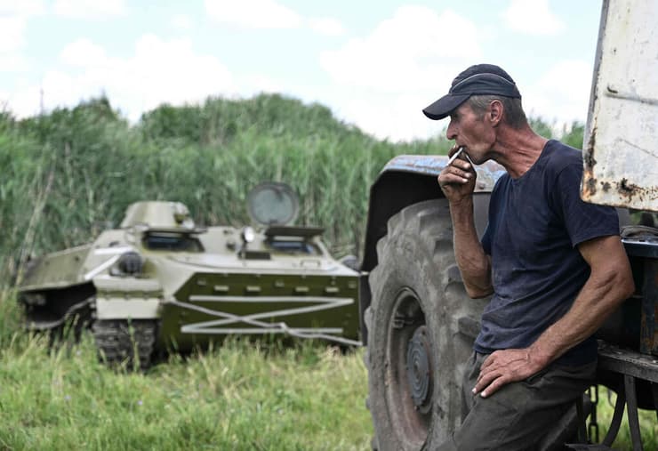אוקראינה טרקטור טרקטורים גוררים טנקים טנק נגמ"ש נגמ"שים של רוסיה כאן זה ליד העיירה מאלה רוגן