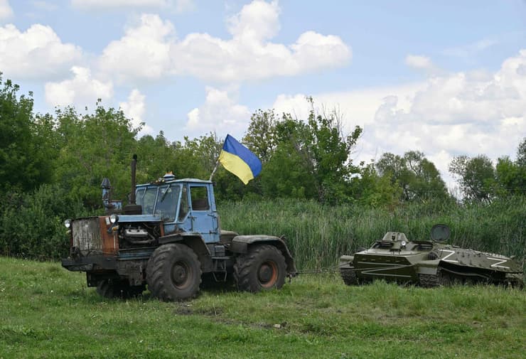 אוקראינה טרקטור טרקטורים גוררים טנקים טנק נגמ"ש נגמ"שים של רוסיה כאן זה ליד העיירה מאלה רוגן