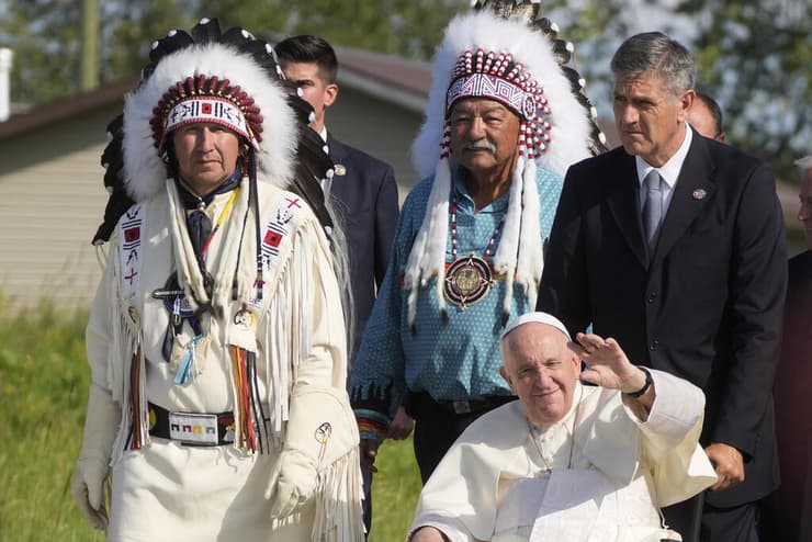 אפיפיור האפיפיור פרנסיסקוס ב קנדה עם בני קהילות ילידים