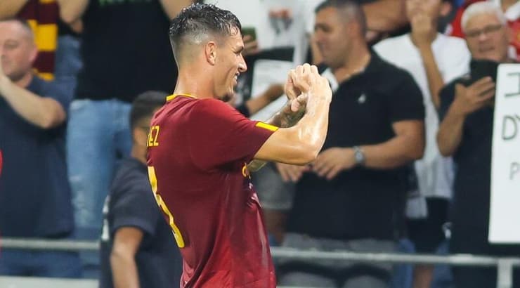 רוג'ר איבנייס חוגג