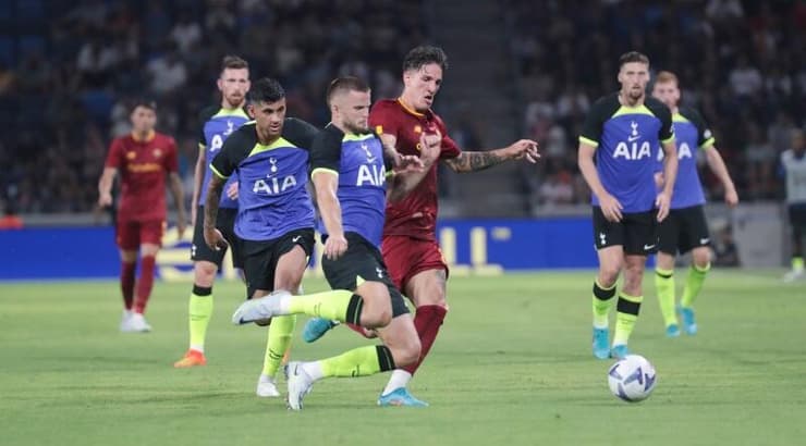 שחקני טוטנהאם ורומא במאבק על הכדור