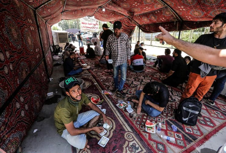 עיראק תומכי איש הדת מוקתדא א-סדר אוכלים צהריים ב אוהל שהוקם ליד ה פרלמנט ב בגדד