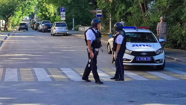 שוטרים חוסמים רחוב בסבסטופול 