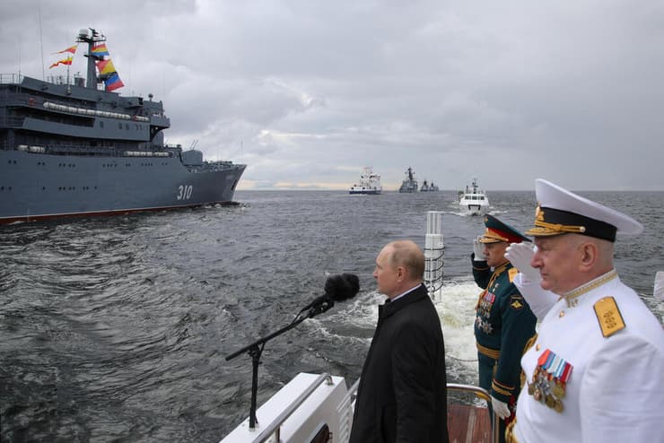 נשיא רוסיה ולדימיר פוטין חגיגות יום הצי ב סנט פטרסבורג