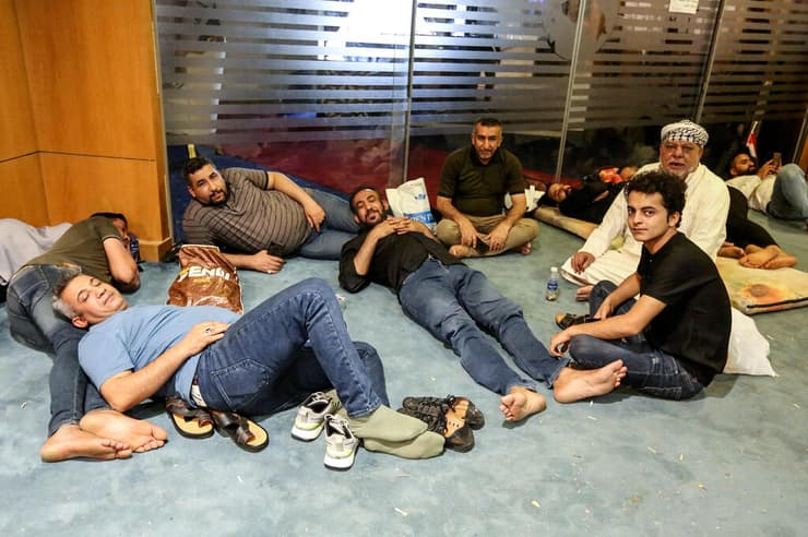 עיראק תומכי איש הדת מוקתדא א-סדר ישנים ב פרלמנט ב בגדד