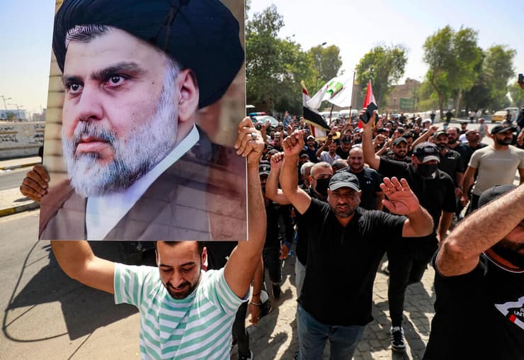 עיראק תומכי איש הדת מוקתדא א-סדר פורצים לאזור הירוק בדרך ל פרלמנט בגדד