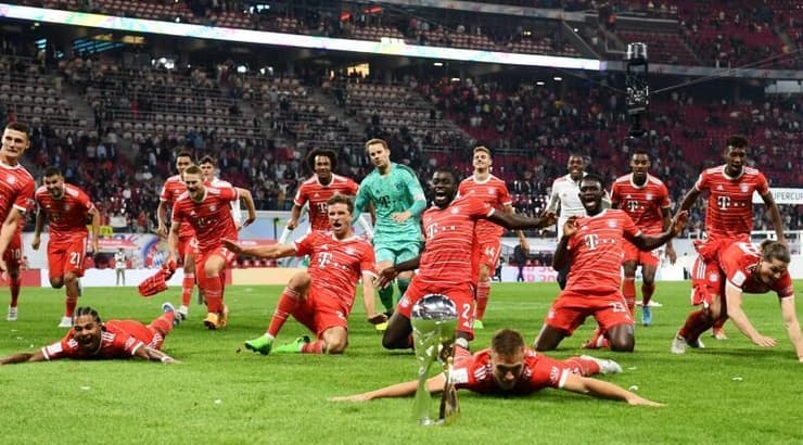 שחקני באיירן מינכן חוגגים עם הגביע