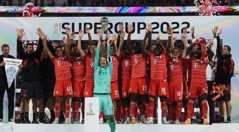 שחקני באיירן מינכן חוגגים עם הגביע