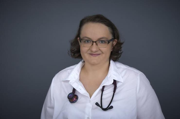 אוסטריה רופאה שמה קץ לחייה אחרי איומים ממתנגדי חיסונים