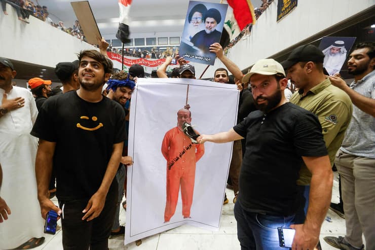 עיראק תומכי איש הדת מוקתדא א-סדר ב פרלמנט ב בגדד תמונת נורי אל מליכי על חבל התלייה