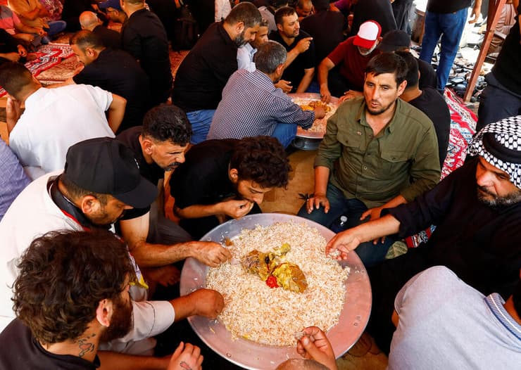 עיראק תומכי איש הדת מוקתדא א-סדר אוכלים צהריים ב פרלמנט ב בגדד