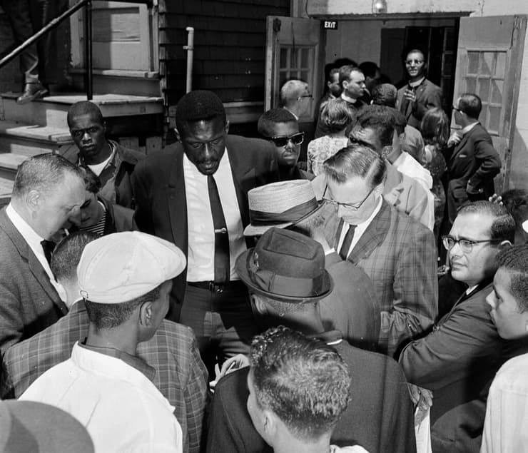 ביל ראסל שחקן בוסטון סלטיקס בבית ספר שקיים הפרדה גזעית בבוסטון