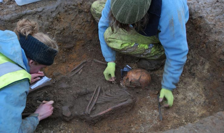 ארכיאולוגים מסירים את צלב טראמפינגטון מגופתה של הנערה האנגלו-סכסונית
