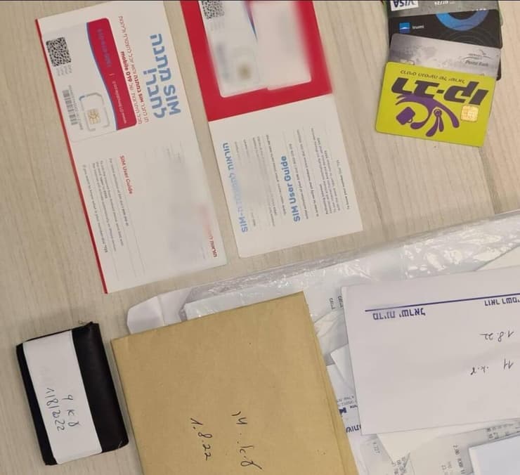 הפלאפונים וכרטיסי ה-SIM שנמצאו אצל החשוד בעוקץ