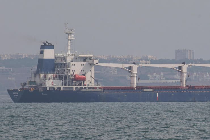 ספינה ספינת סוחר ראזוני  Razoni מפליגה מ נמל אודסה ב אוקראינה כחלק מהסכם לחידוש ייצוא ה חיטה וה תבואה אחרי 5 חודשי מלחמה עם רוסיה