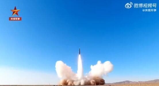 שיגור טיל בליסטי על ידי סין מדגם Dongfeng-17 שמסוגל לשאת על גביו טיל היפרסוני תמונה