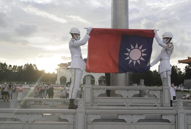 מניפים את דגל טייוואן ב כיכר החירות בבירה טאיפיי