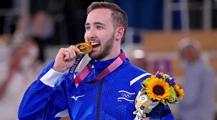 ארטיום דולגופיאט עם מדליית הזהב בטוקיו