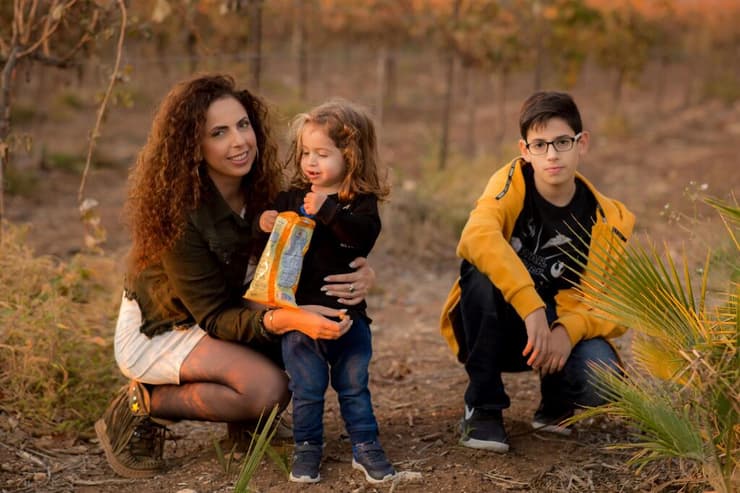 הילה סויסה עם הבן הבכור אייל והבן הצעיר ינאי