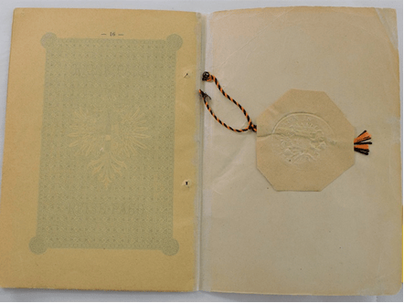 אחרי השימור: דפי הדרכון והכריכה חוברו באמצעות נייר יפני ודבק מסיס במים. המשמרת בחרה שלא  להשחיל מחדש את החוט הבלוי כדי לא לגרום נזק לדפים