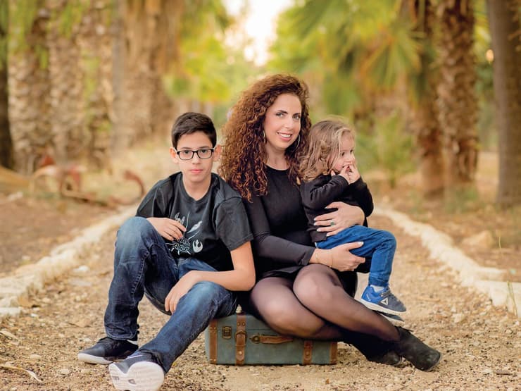 הילה סויסה עם הבן הבכור אייל והבן הצעיר ינאי
