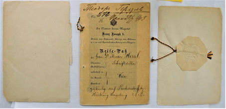 לפני השימור: הצד הפנימי של עמודי הכריכה והעמוד הראשון בדרכון משנת 1903. דפי הדרכון נפרדו,  והחוט המחבר בין הדפים נשחק ונקרע