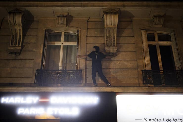 פעילים למען חסכון ב אנרגיה מכבים אורות של חנויות ב פריז צרפת 