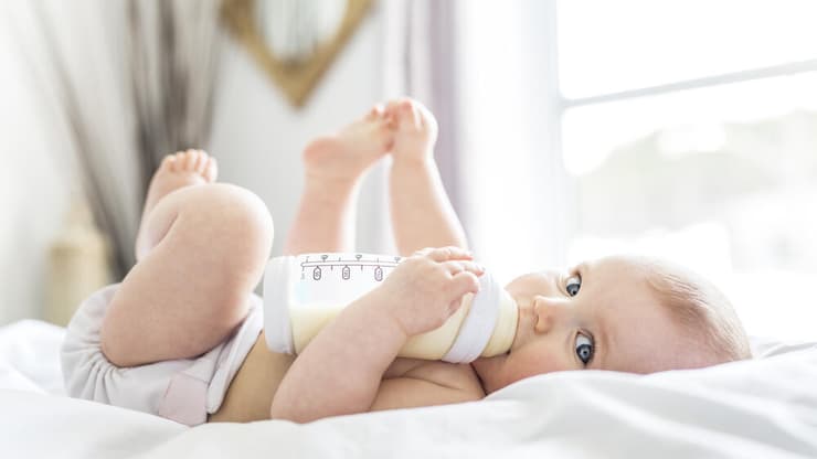 תינוק שותה מבקבוק