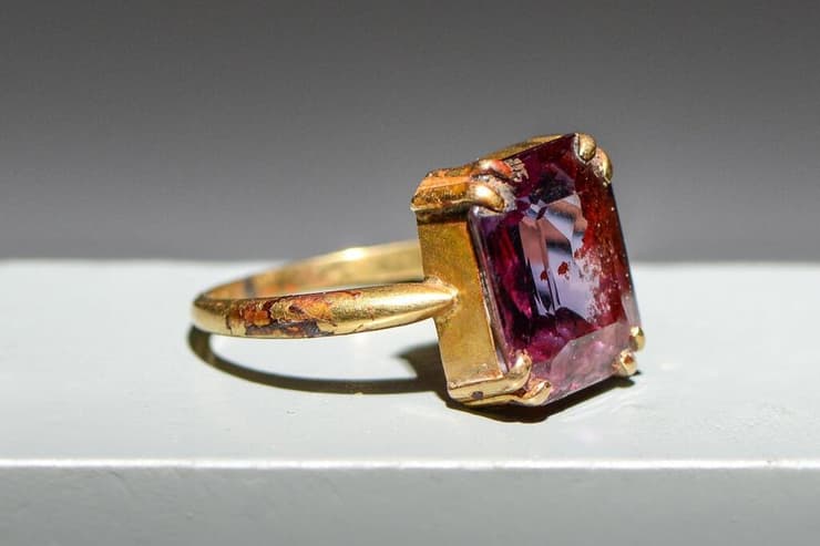 טבעת זהב שנמצאה באושוויץ