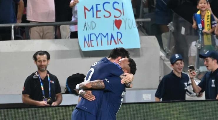 כמה אהבה. ליאו מסי חוגג עם ניימאר