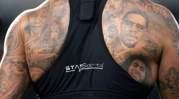 על הגב של גריי אין מקום פנוי מרוב קעקועים