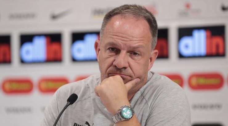 לא חושש ממכבי חיפה. אלכסנדר צורנינגר (עמרי שטיין) לא חושש ממכבי חיפה. אלכסנדר צורנינגר