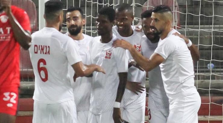 שחקני בני סכנין חוגגים