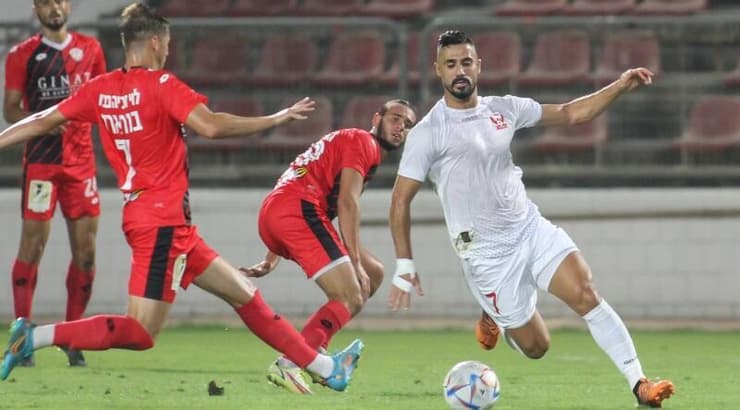 בירם כיאל מנסה לעבור את סמי בורארד