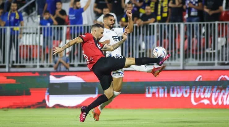 אחמד עאבד וניסו קפילוטו נאבקים על הכדור (איציק בלניצקי) אחמד עאבד וניסו קפילוטו נאבקים על הכדור