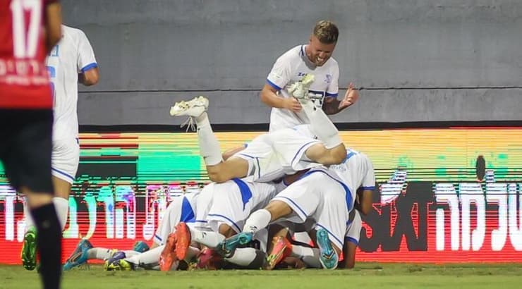 שחקני בני ריינה חוגגים (איציק בלניצקי) שחקני בני ריינה חוגגים